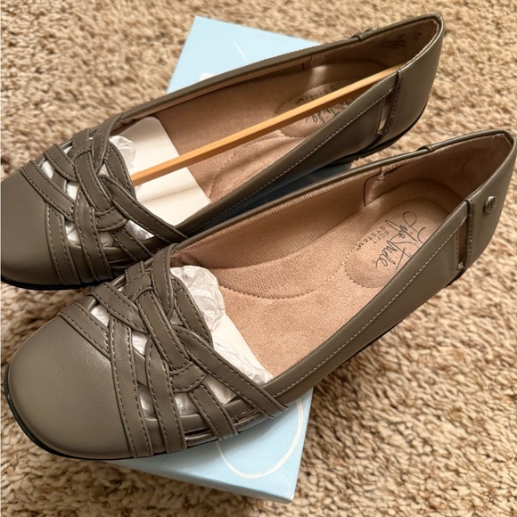 NEW Life Stride Women's Gray Flats - Picture 2 of 9